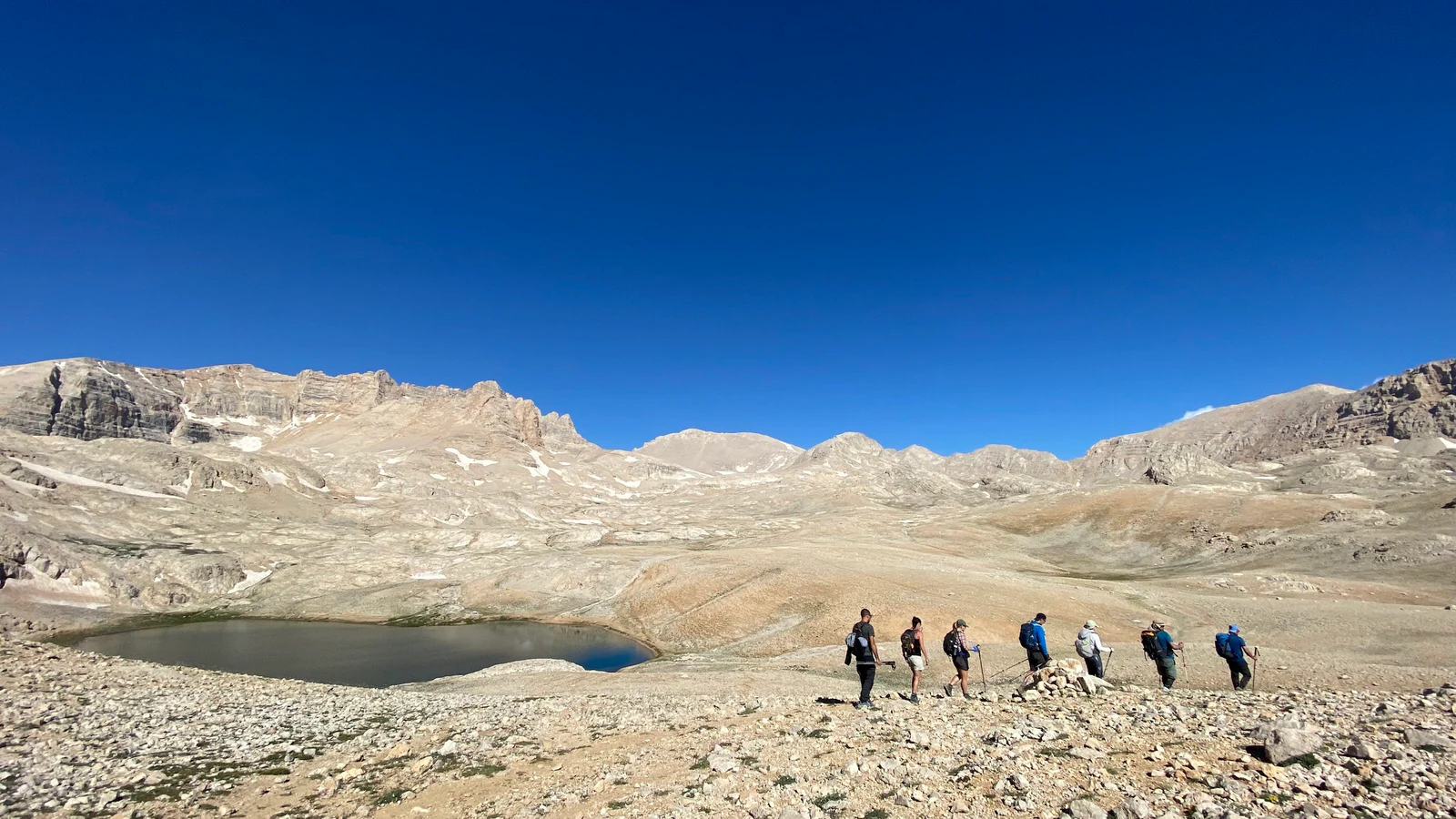 Monts du Taurus — randonneurs au bord d'un lac d'altitude